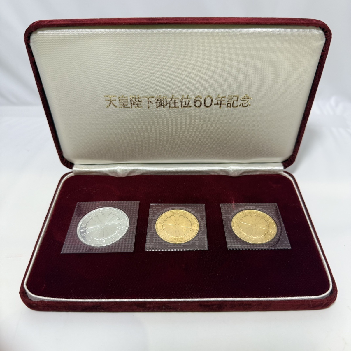 天皇陛下御在位60年記念硬貨 10万円金貨 1万円銀貨 500円白銅貨 買取
心斎橋店